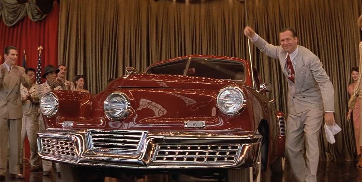 Отец Копполы был одним из инвесторов Такера и владел одним из 50 автомобилей. Фрэнсис собирался снимать это кино сразу же после сиквела «Крёстного отца», но сперва утонул в джунглях «Апокалипсис сегодня», а позже проект совсем прикрыли из-за финансовых проблем.