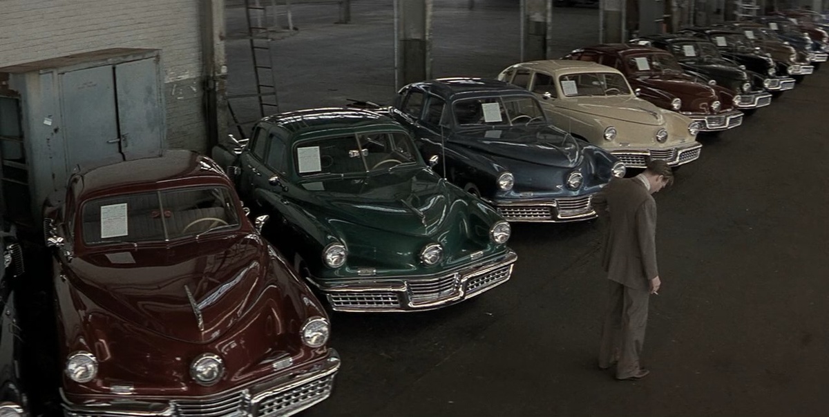 В реальности история занимала не год, а 4. И к зданию суда пригнали не все 50 автомобилей, а только восемь. 