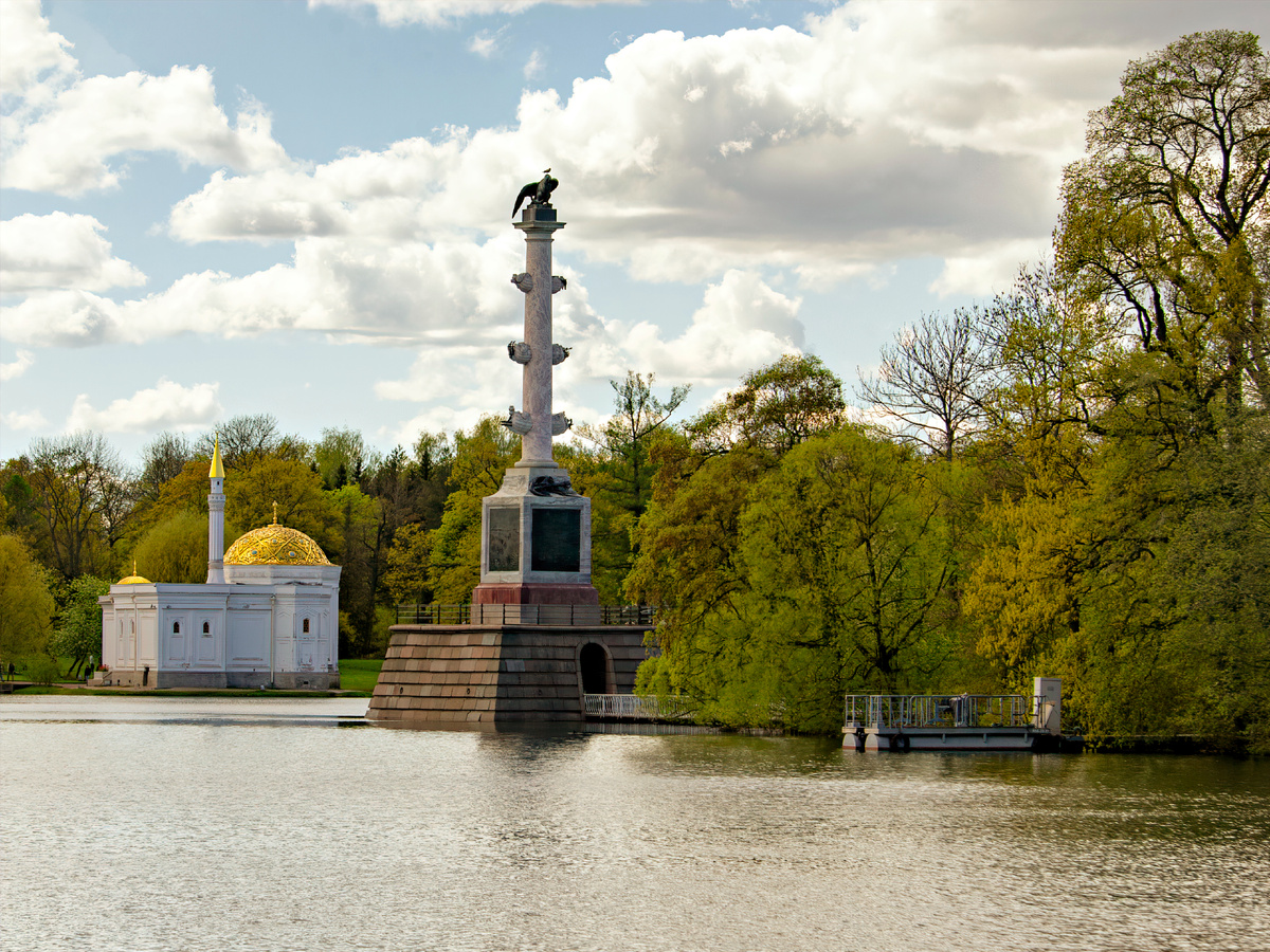 Турецкая баня, Чесменская колонна (тоже в память о победе о победе над турками, но в 1770 году в Чесменском сражении)