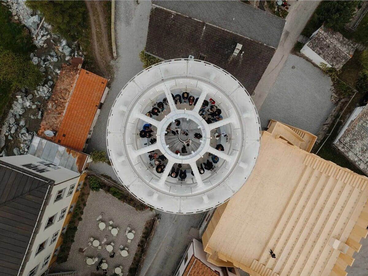    «Белая башня» в деревне Мулегнс / © Benjamin Hofer / Nova Fundaziun Origen