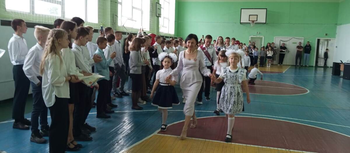 Классный руководитель и 11 класс ведут 1 класс