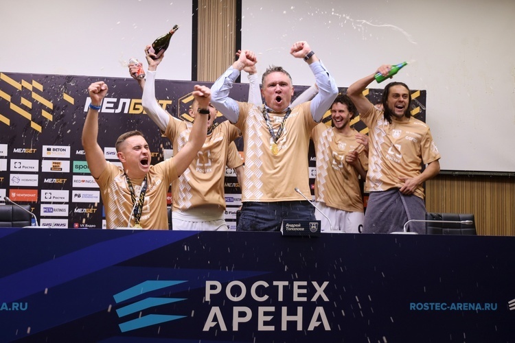    Андрей Таллаев (в центре) / фото: fc-baltika.ru