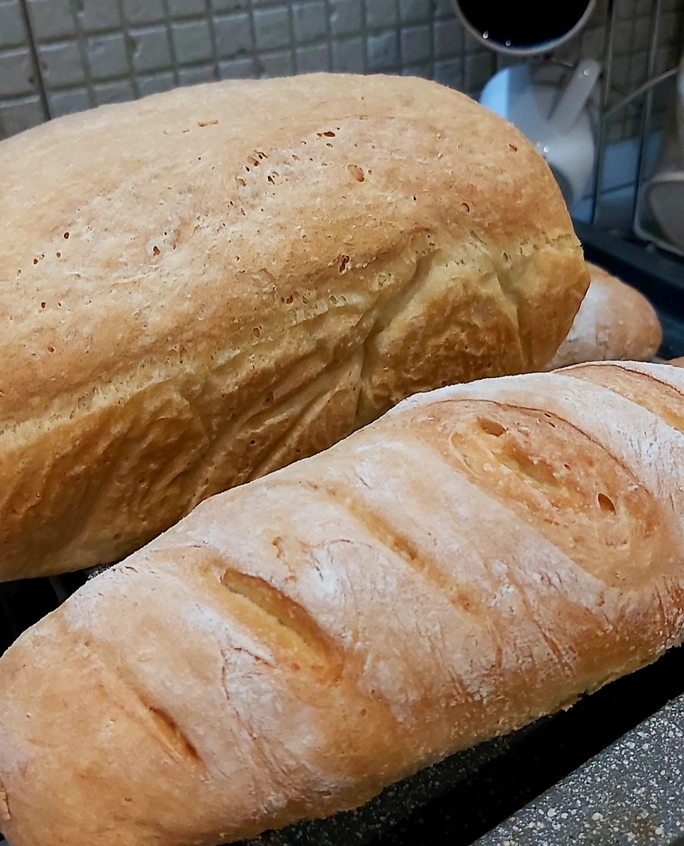 Белый формовой хлеб и булка