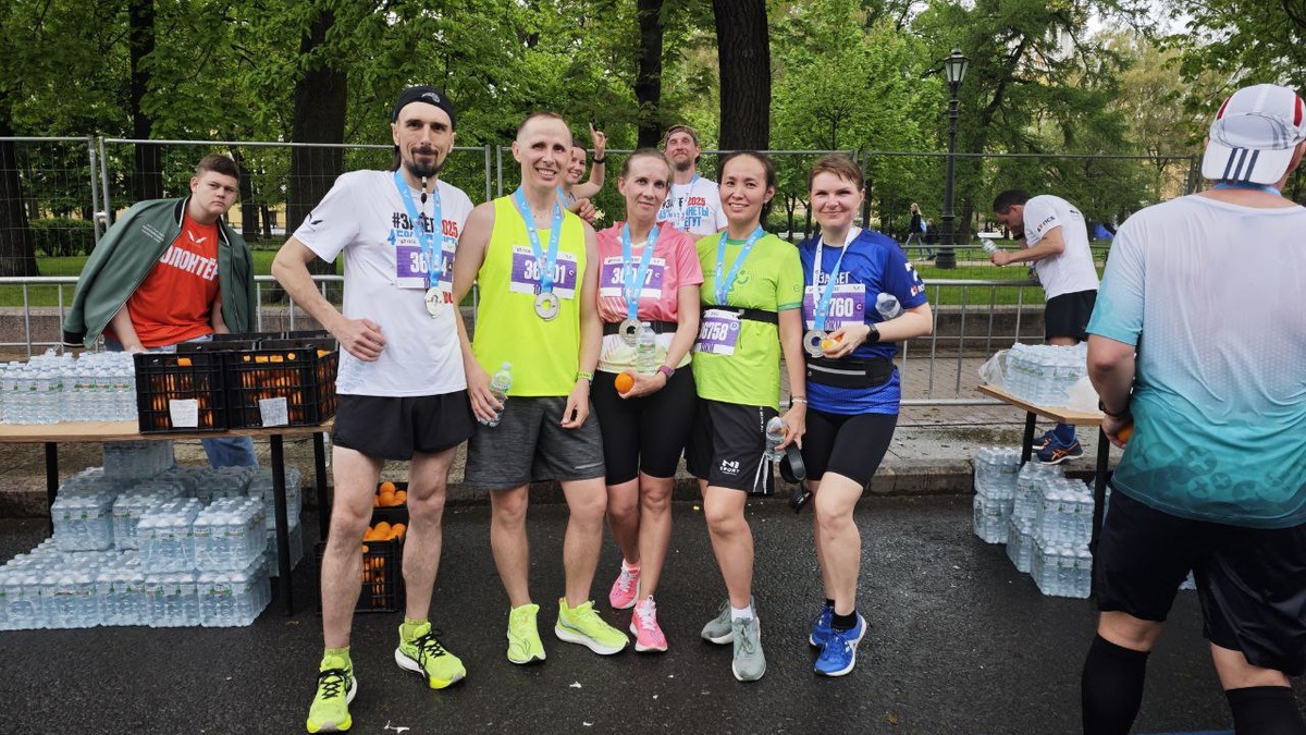 Волонтёр и ребята на заднем плане – молодцы!