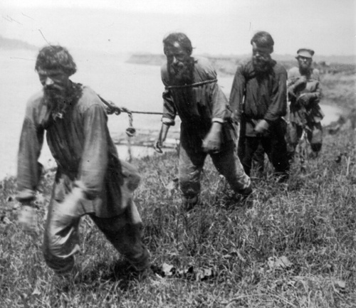 Бурлаки на Волге. Фотография. 1900-е. Рыбинский государственный историко-архитектурный и художественный музей-заповедник