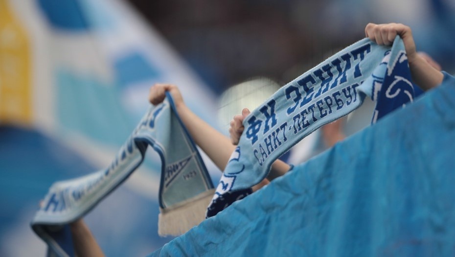    Болельщики ФК "Зенит" машут шарфами с символикой команды, поддерживая футболистов во время матча. Автор фото: Анатолий Медведь / "Деловой Петербрг"