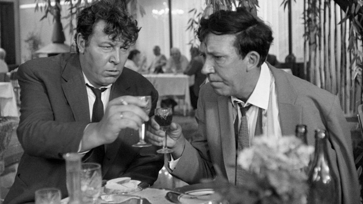    Актеры Роман Филиппов (слева) и Юрий Никулин (справа) на съемках «Бриллиантовой руки». В 1970 году на душу населения в СССР приходилось 12 литров чистого спирта. Сейчас — уже 8,3 литра / Фото: РИА Новости