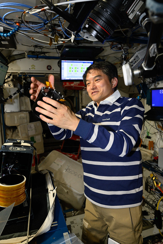 Такуя Ониси с кассетами с биологическими образцами на МКС. Фото: nasa.blog.com