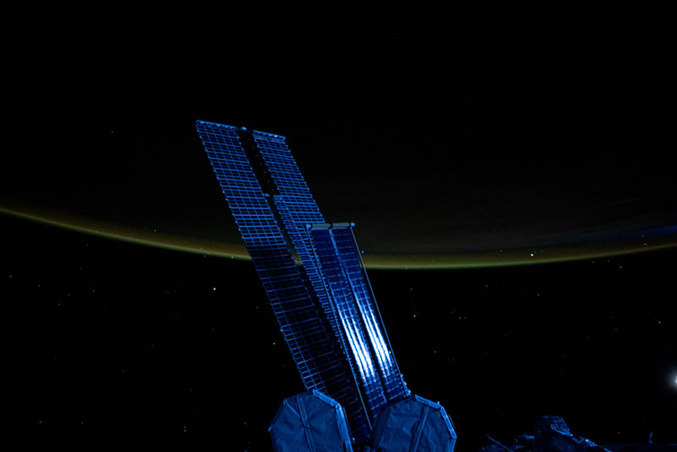 Солнечные батареи станции над земным горизонтом. Фото: nasa.blog.com