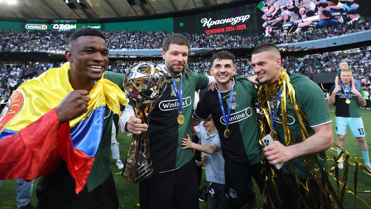    Джон Кордоба, Мурад Мусаев, Эдуард Сперцян и Александр Черников празднуют чемпионство «Краснодара».Александр Федоров