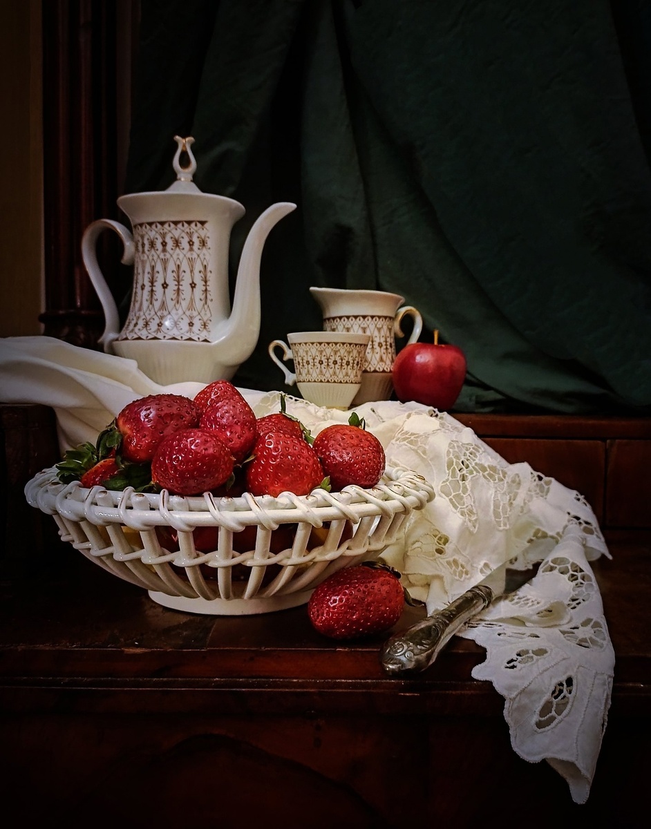 Это натюрморт моей подруги, для которой я искала и купила похожую сухарницу, Благодаря ей и появилась эта статья