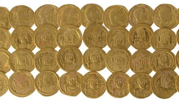 Византийские золотые солиды /фото с сайта: dzen.ru