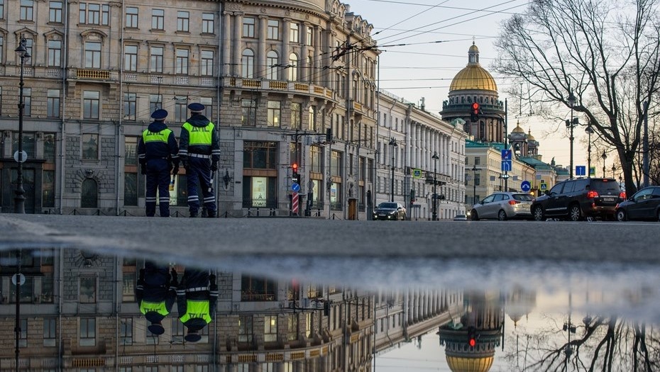    Сотрудники ДПС в Петербурге. Автор фото: Сергей Ермохин / "Деловой Петербург"