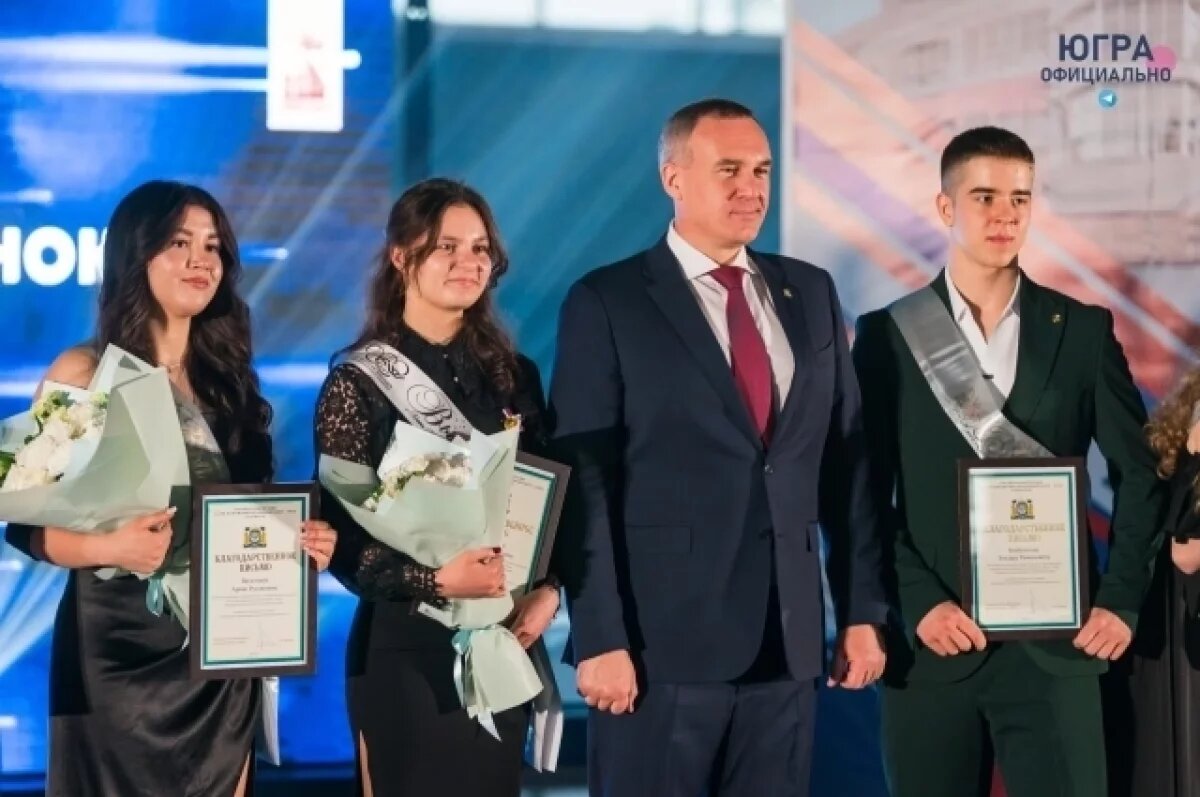    Руслан Кухарук поздравил выпускников с окончанием школы.