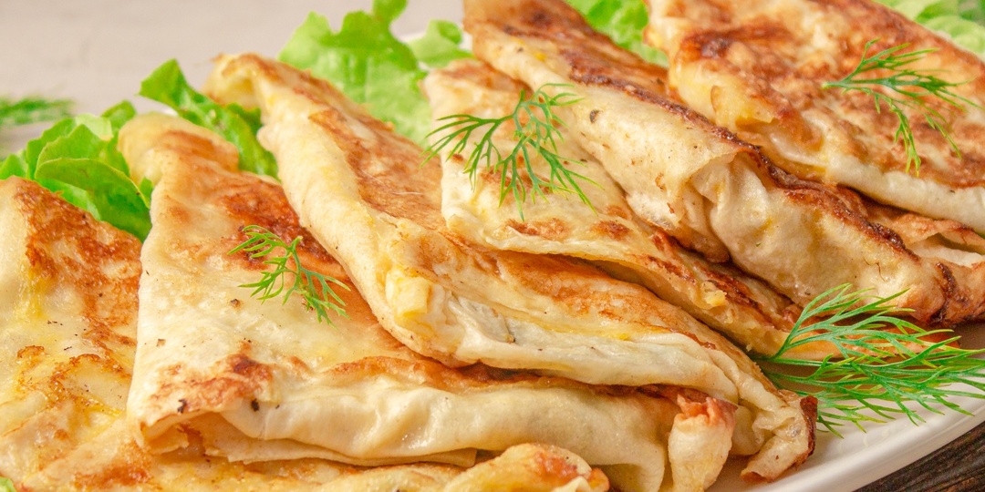 Слоеные пирожки без слоеного теста: быстро, вкусно и с большим количеством сыра
