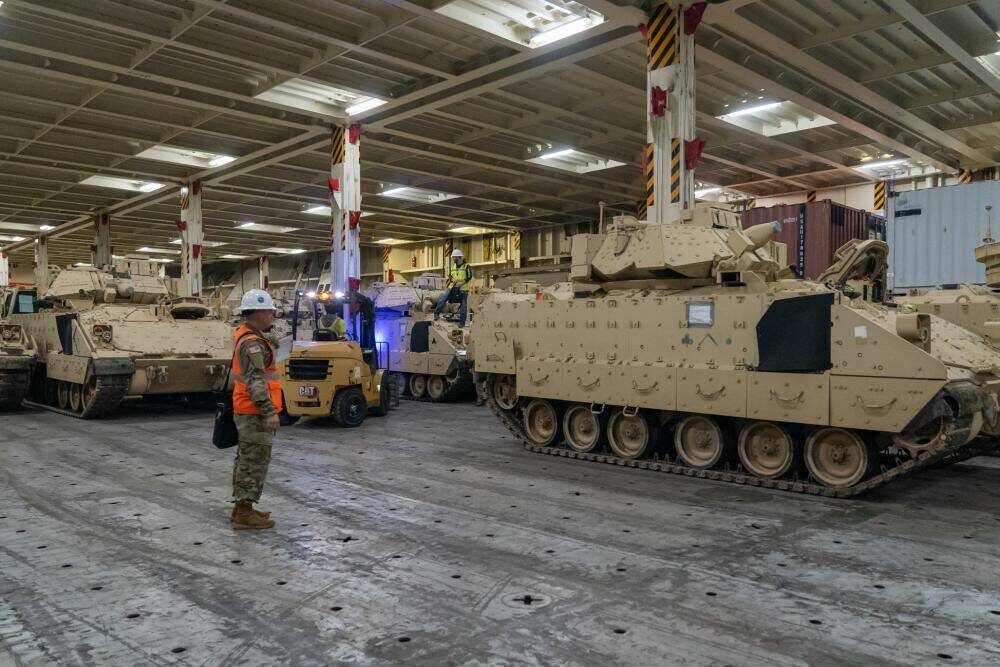 Отправляющиеся на Украину БМП M2A2 Bradley (2023 год)Фото: Служба распространения визуальной информации Министерства обороны США