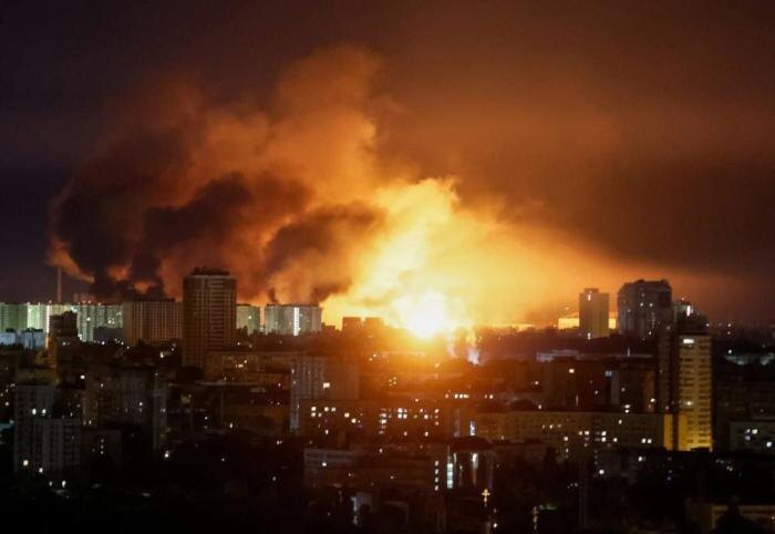 Кадры перехватов 6-ти квазибаллистических ракет ОТРК «Искандер-М»/KN-23 и 245-ти БпЛА-камикадзе над Киевом прошедшей ночью, источник Телеграм-канал Осведомитель