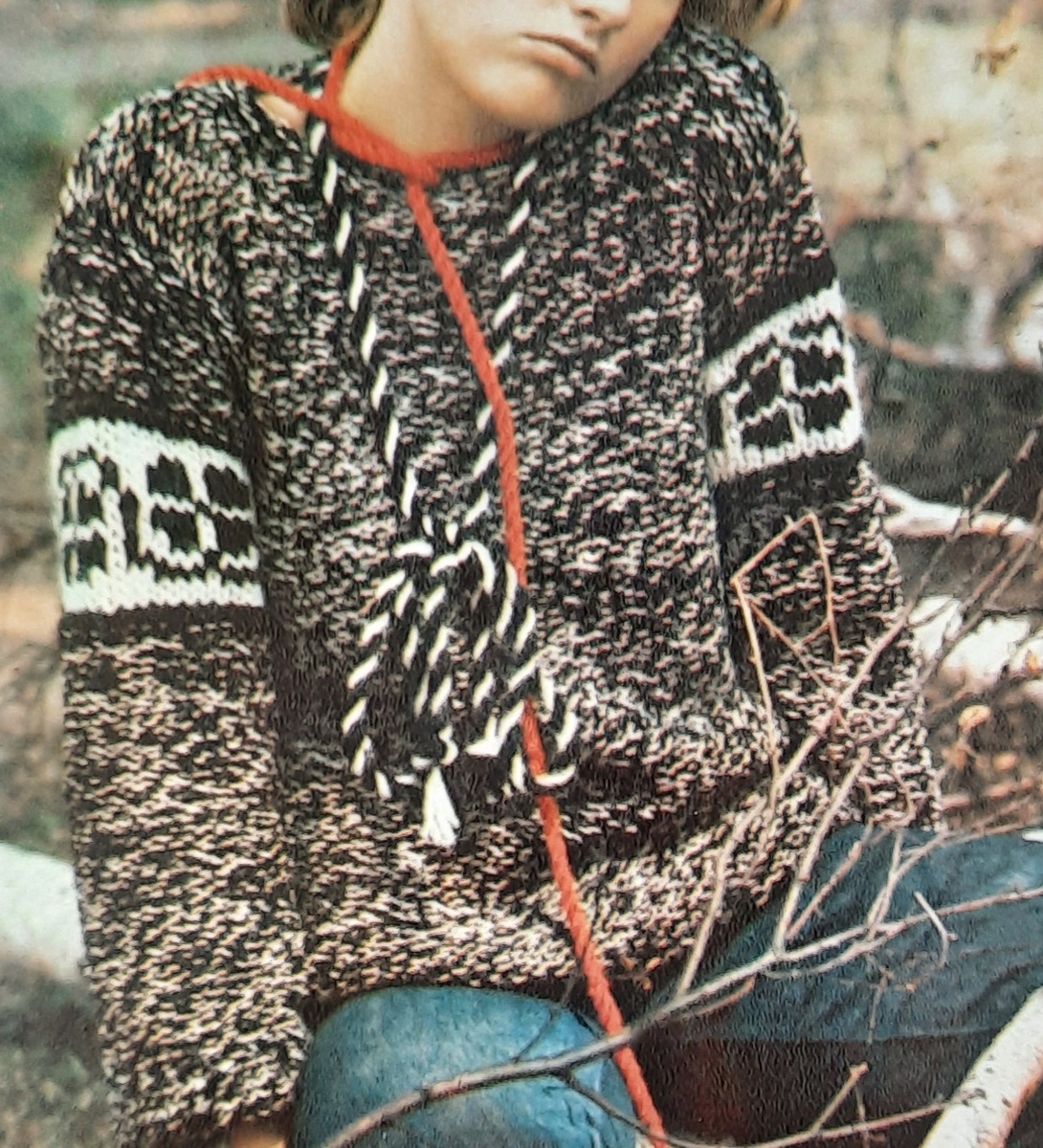 Начинайте работу с низа спинки и вяжите спинку и перед без плечевых швов. Прежде чем сшить боковые швы, наберите из кромочных петель пройм петли для рукавов ( при открытой пройме) и свяжите их сверху вниз. После этого сшейте одновременно боковые швы и рукава. Не забудьте сначала сшить верхнюю часть рукава(3см) с горизонтальной частью проймы. По краю горловины наберите петли и свяжите 2 - 3 ряда лиц.петель (платочная вязка).