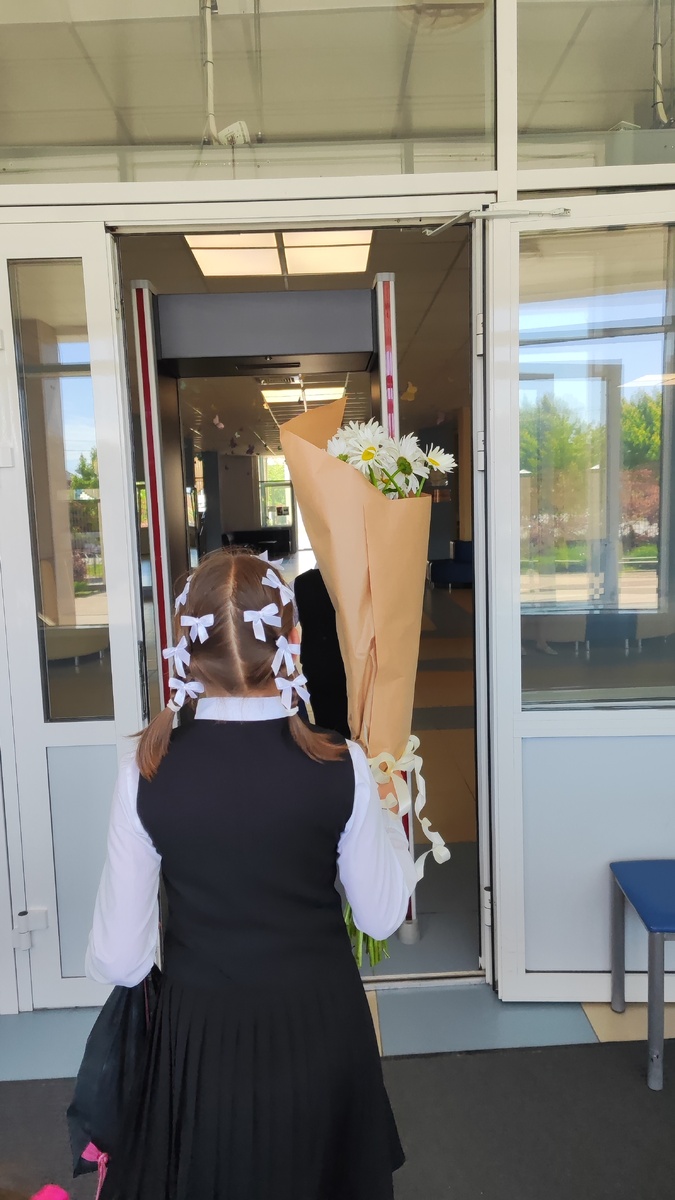 На выпускной с букетом и бантиками