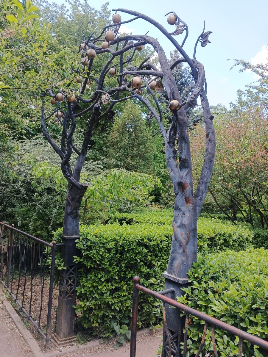 Яблочная арка (символизирует, что здесь потерянный рай) Фото Галины Малышевой.