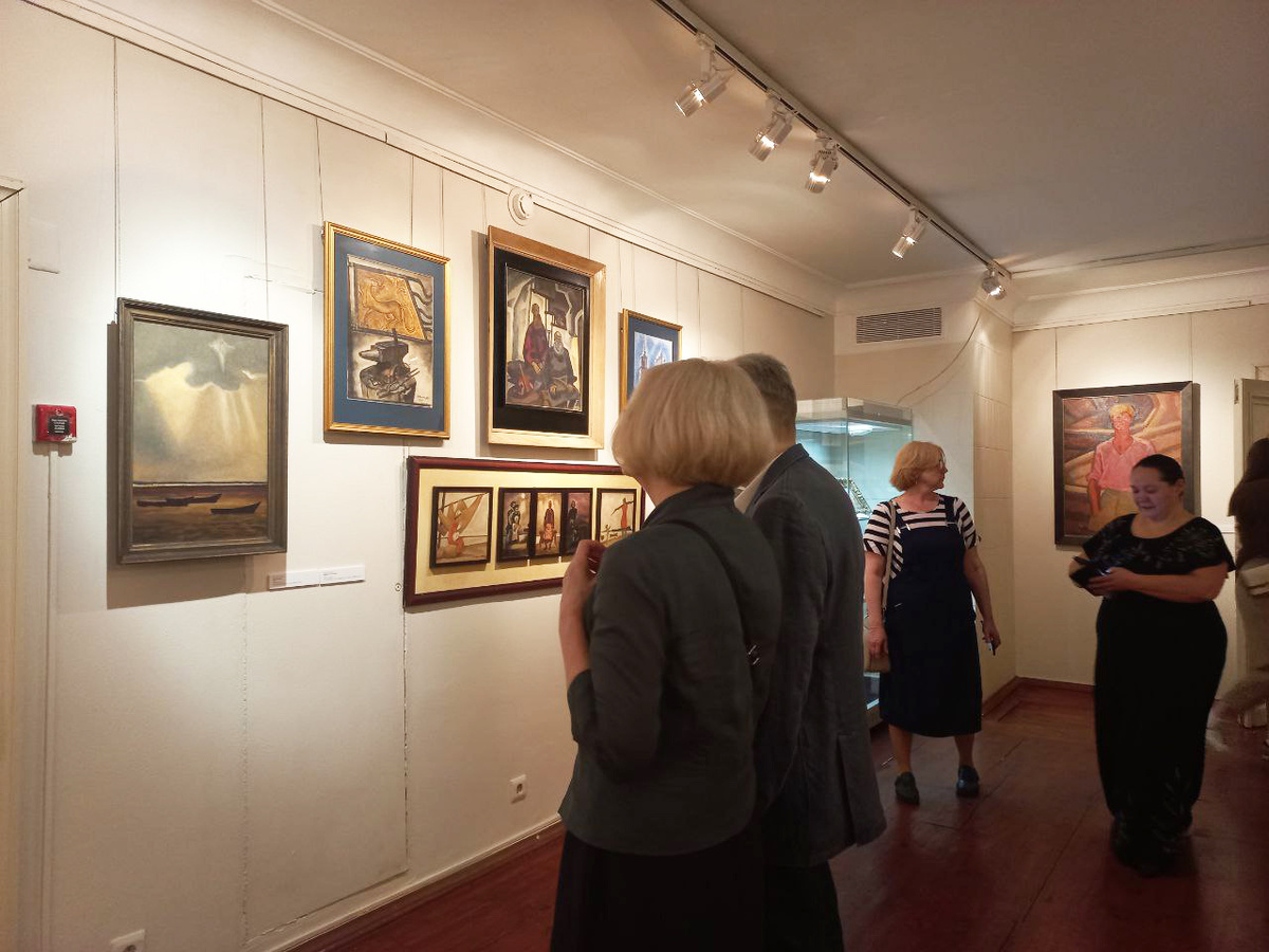 Перед картиной «Прапор и наковальня» (1974). Из фондов «Михайловского»