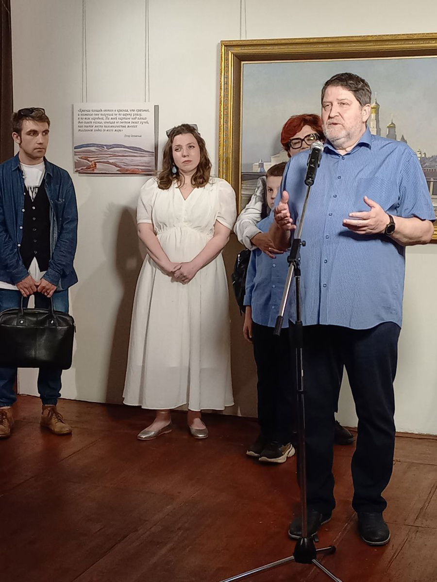 Директор «Михайловского» Георгий Василевич на открытии проекта «Пётр Оссовский. ЧелоВек сурового стиля». Фото: музей-заповедник «Михайловское»