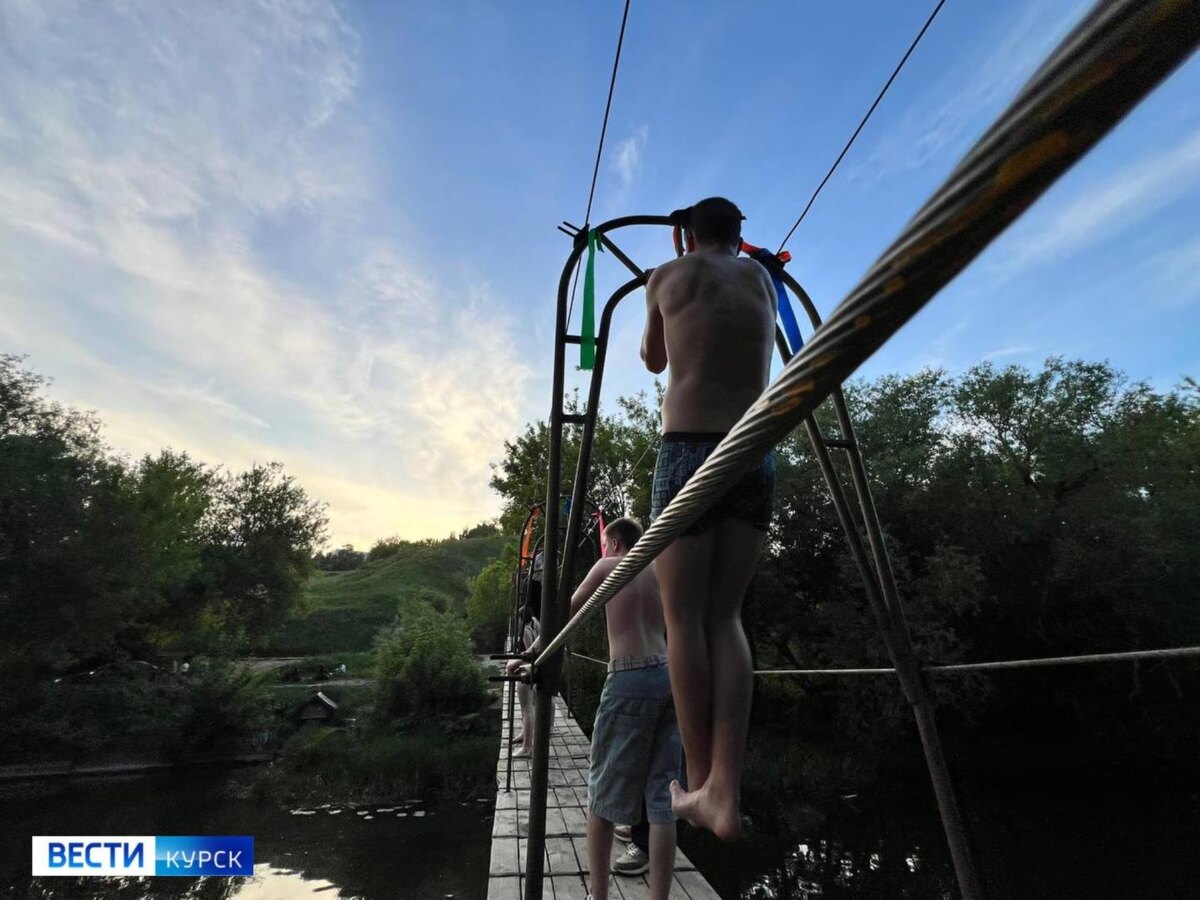   Тем временем в Курске выпускники уже открыли купальный сезон