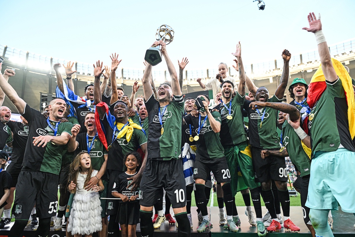    Футболисты "Краснодара" в эмоциях себя не ограничивали. Они и весь город сделали запредельно счастливым./Виталий Тимкив / РИА Новости