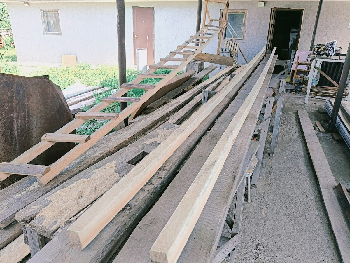 Расстояние между брусками должно соответствовать волнам профнастила