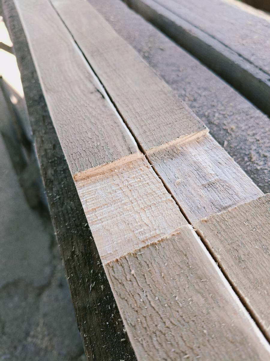 Каждая ступень помещается в паз, глубиной 4-5 мм