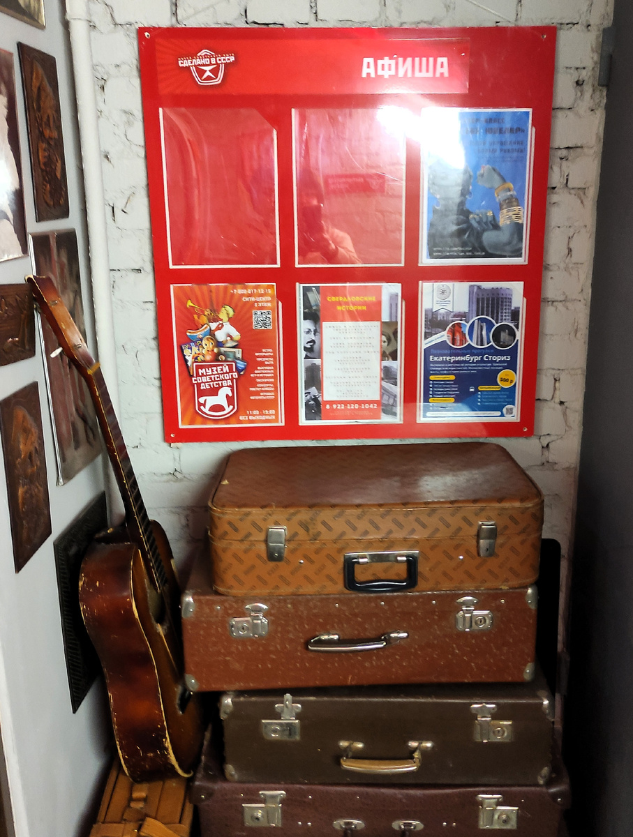 Третий сверху чемодан похож на тот, в котором я заснула. Фото автора