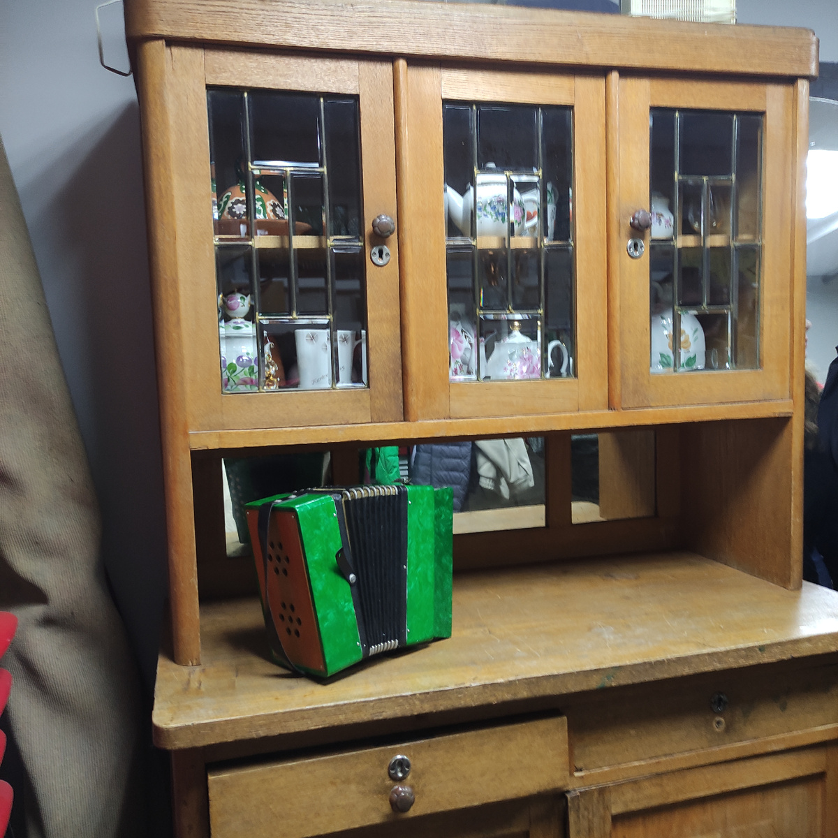 Сервант как на нашей кухне. Правда, у нас ящички были поизящнее. Фото автора.