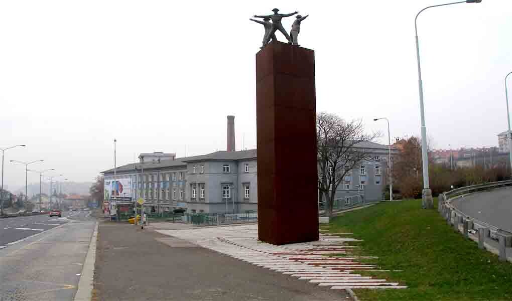 Памятник героям Сопртивления на месте ликвидации Гейдриха