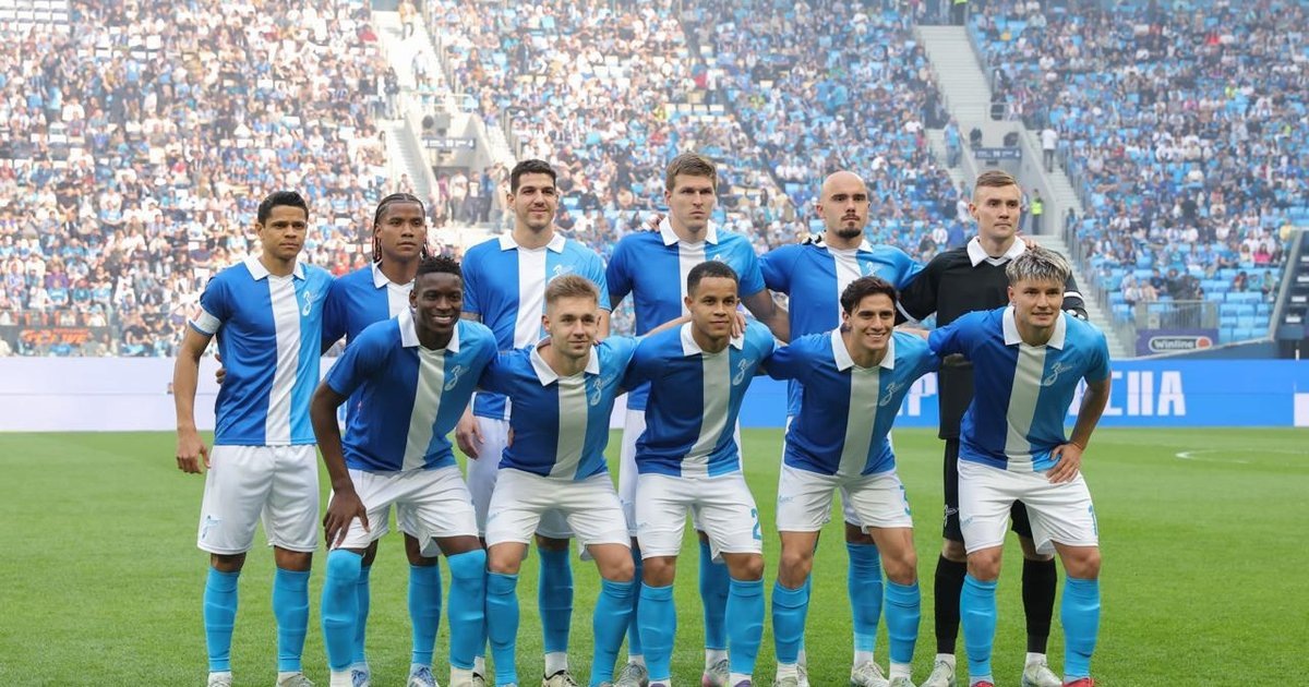 Ретро-форма команды весьма красивая.