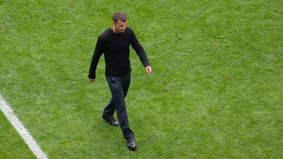    Главный тренер "Зенита" Сергей Семак на футбольном поле во время матча с "Ахматом" 24 мая 2025 года. Автор фото: Александр Демьянчук / ТАСС