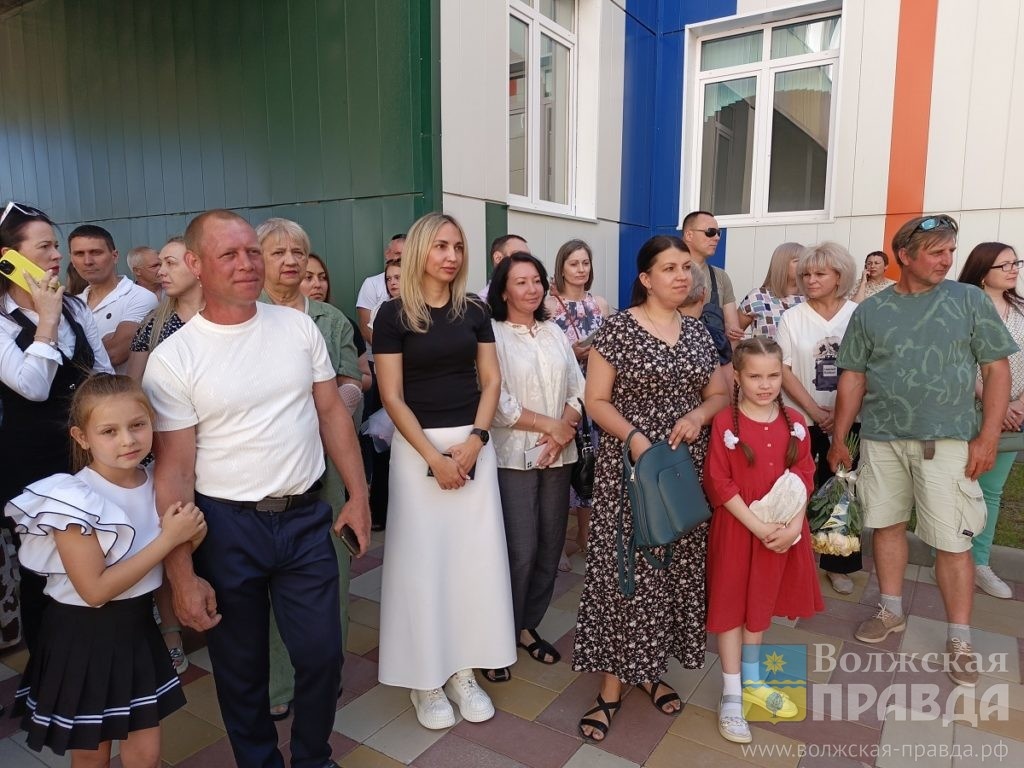    В новой школе-тысячнике Волжского впервые прозвучал последний звонок для одиннадцатиклассников
