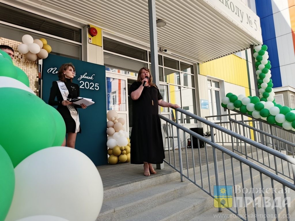     В новой школе-тысячнике Волжского впервые прозвучал последний звонок для одиннадцатиклассников
