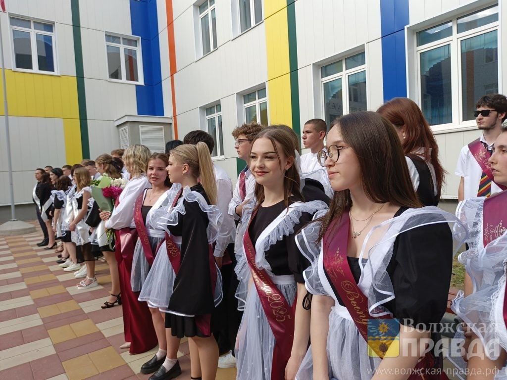     В новой школе-тысячнике Волжского впервые прозвучал последний звонок для одиннадцатиклассников
