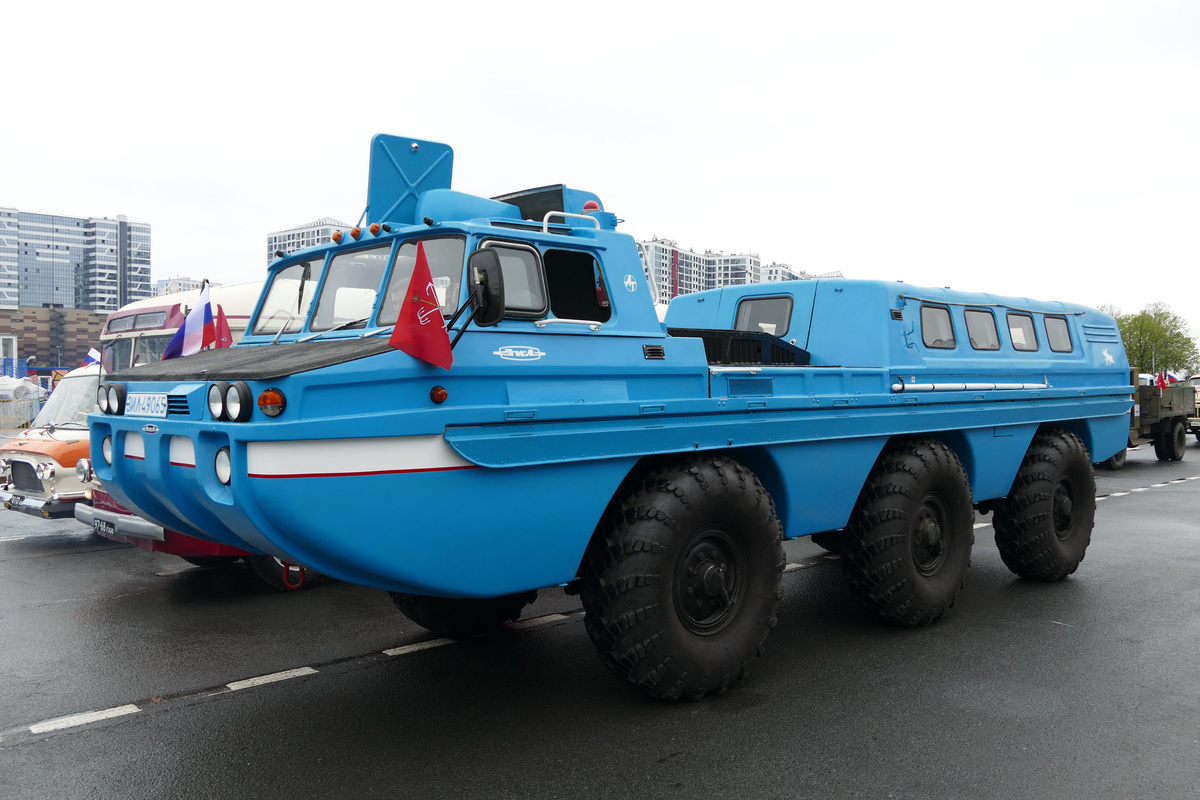 Специальный автомобиль ЗИЛ-49061, который входит в поисковый комплекс, более известный как "Синяя Птица". На ходу его можно видеть очень редко.