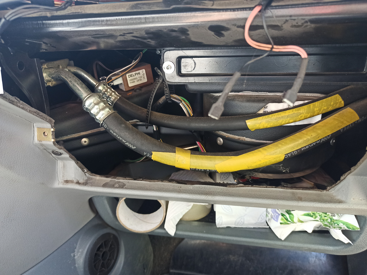 Видна крышка фильтрующего элемента.