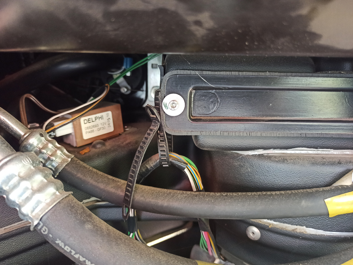 Первый винт на видном месте.