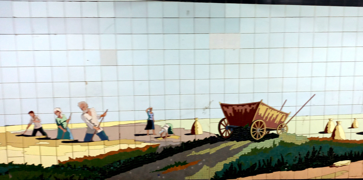 Сцены из романа Шолохова «Тихий Дон». Мозаики в подземном переходе возле Центрального рынка в Ростове-на-Дону. фото 2025 года