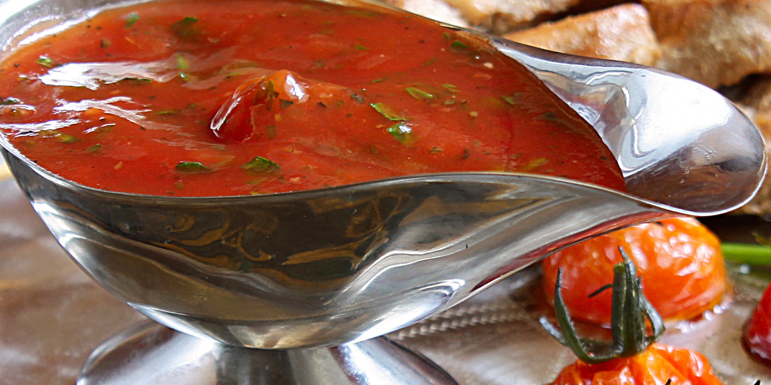 Мы готовим его к мясу, а потом подливаем ко всему подряд – соус, который вытеснил кетчуп