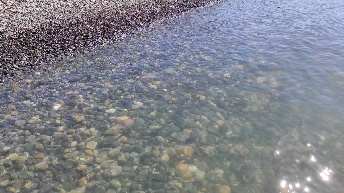 Прозрачная морская вода в Абхазии. Фото: Кирилл Полиенко/Polienko: путешествуем вдвоём