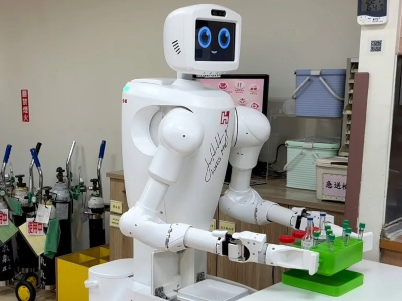    В больнице Тайваня появилась первая в мире медсестра-робот [ВИДЕО]