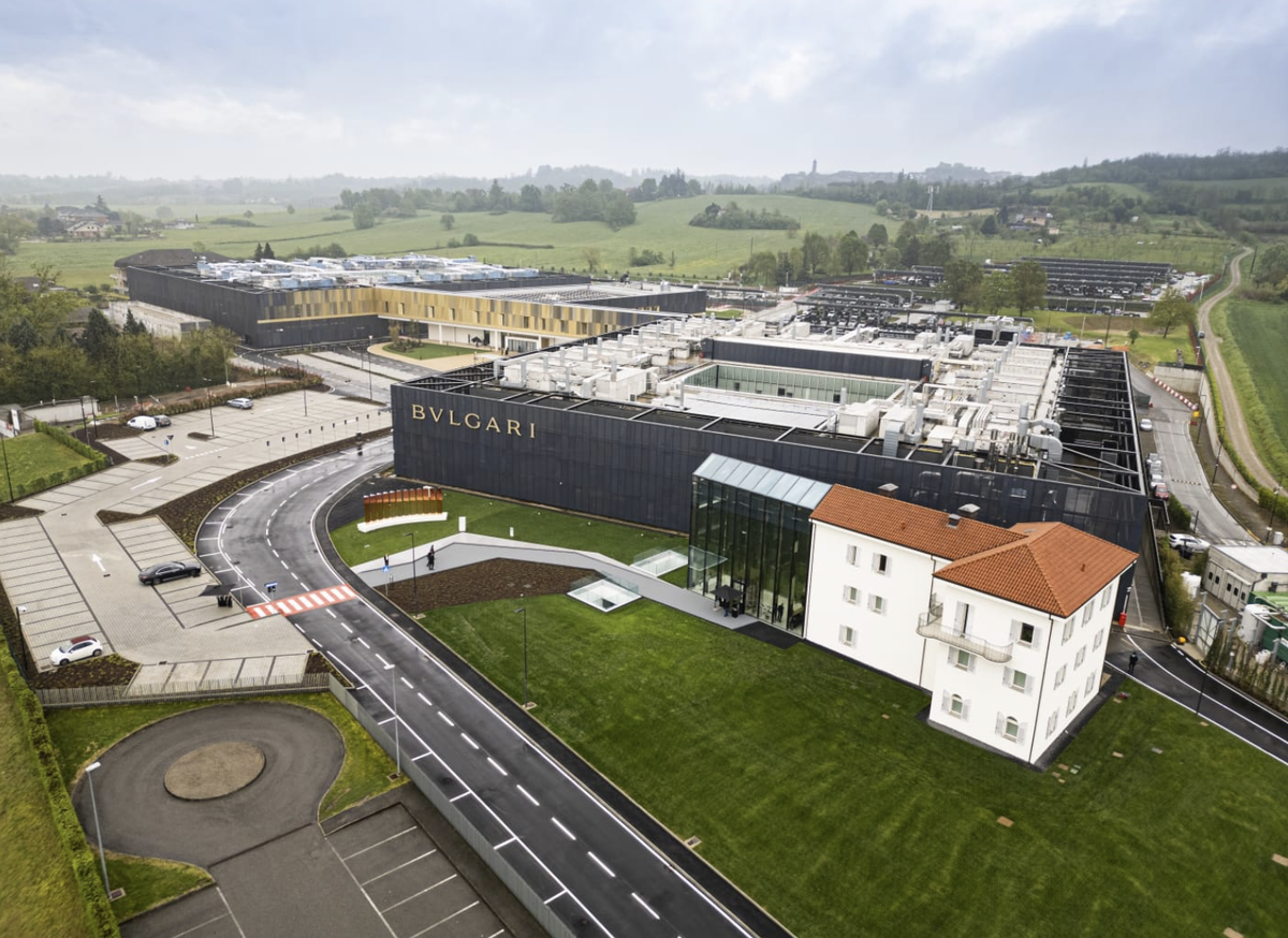 Источник: https://1news.az/news/20250523055024510-Bvlgari-otkryl-samoe-krupnoe-yuvelirnoe-proizvodstvo-v-mire-novye-rabochie-mesta-plany-i-razvitie-brenda-INTERVYU