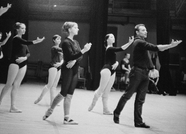 Ю.Н. Григорович работает с артистками кордебалета. Балет "Спартак".