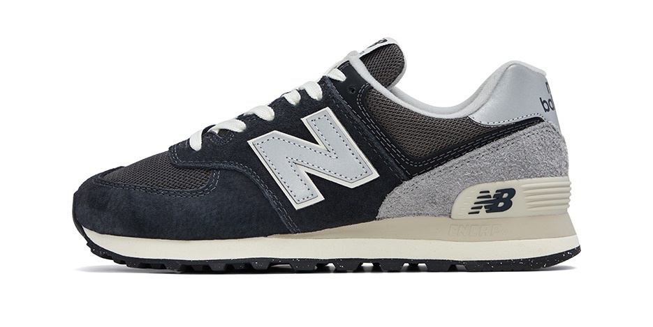 New Balance 574. Классическая модель, чёткий силуэт, долговечность, удобство. Верх сделан из качественного текстиля и замши, технология ENCAP и подошва из EVA помогает создать устойчивую и комфортную подмётку. Эта модель была на пике моды 40 лет назад и остаётся таковой и сейчас.