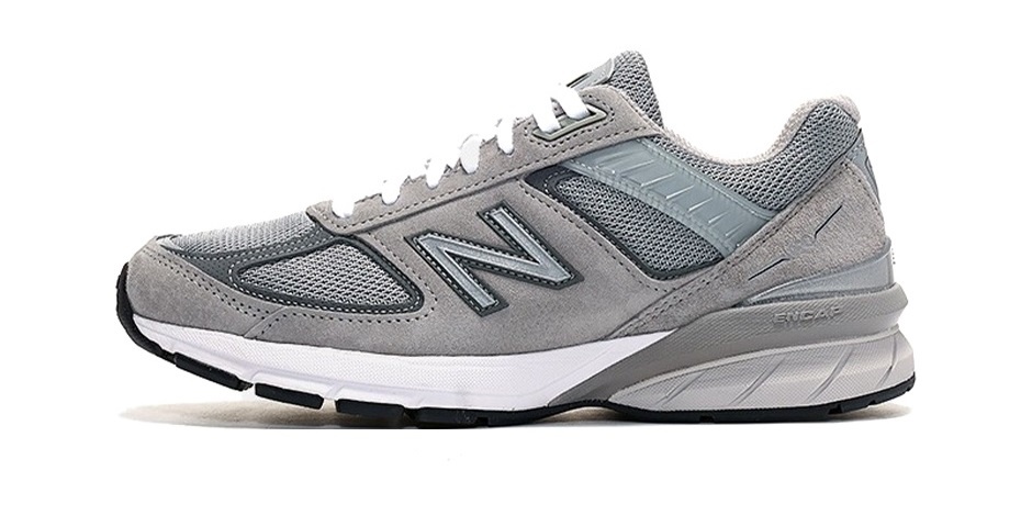 New Balance 990. Одна из культовых моделей бренда, которую любят поклонники качественной спортивной обуви во всём мире. Верх выполнен из высококачественной натуральной кожи, есть вставки из сетчатого материала. Подошва надувная, прорезиненная. Пространство силуэта между стелькой и подошвой усиливается при помощи технологии ENCAP, которая позволяет обуви сохранять форму даже спустя пять лет регулярного использования.