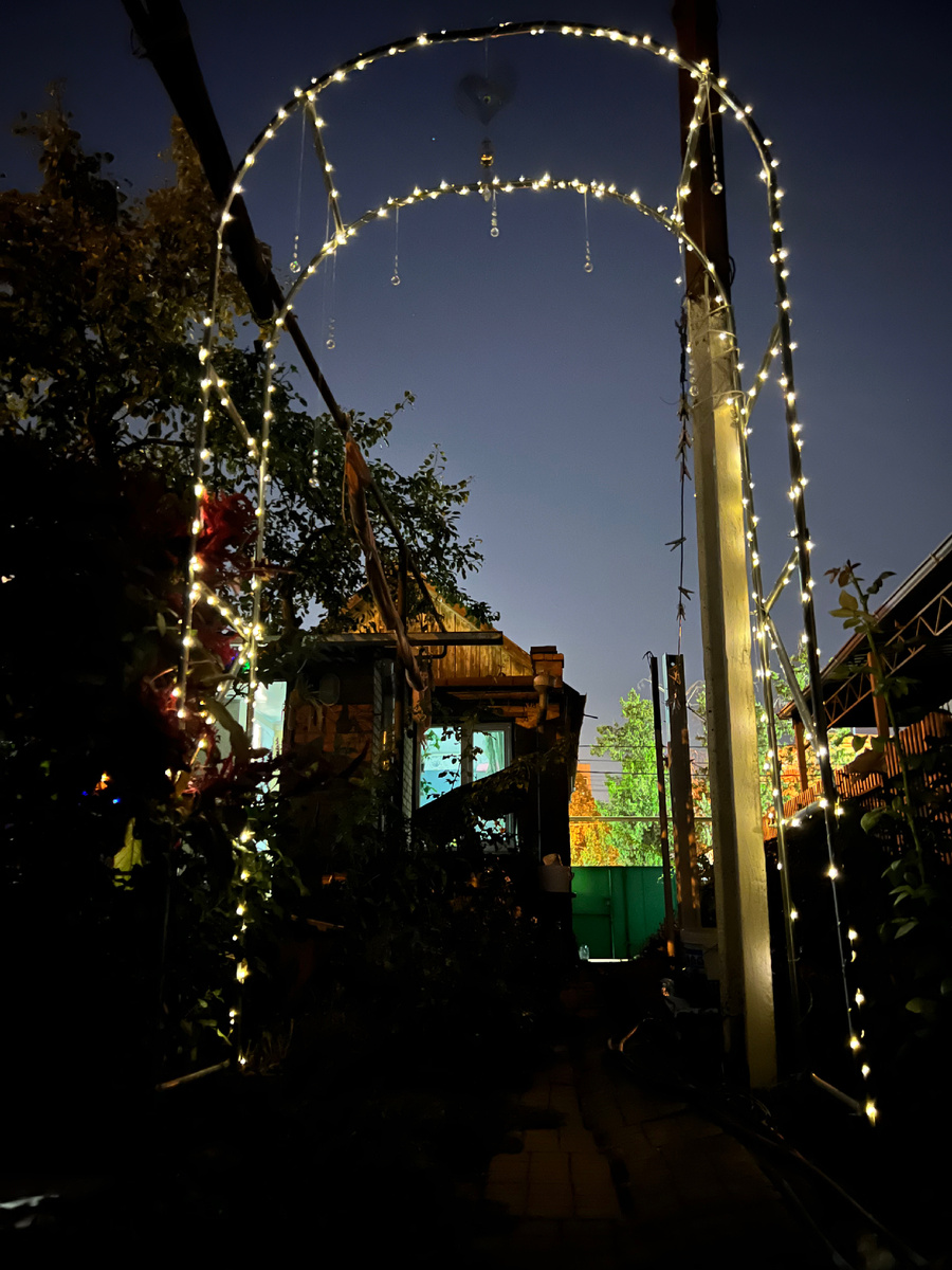 Арка с гирляндой на солнечной батарее